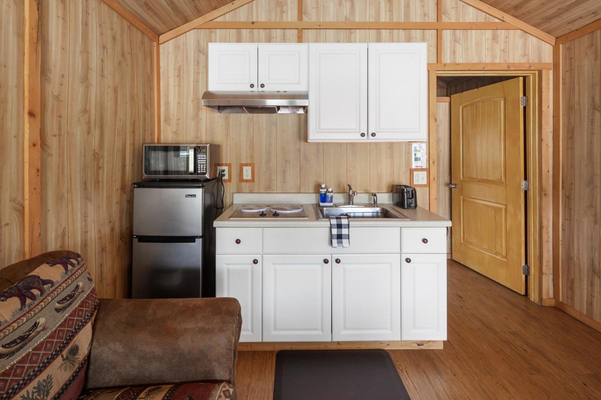 Sky Eco - Glacier General Store And Cabins Coram Exterior foto